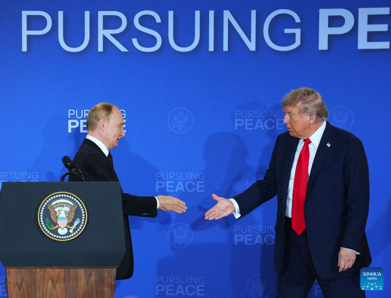美国总统唐纳德·特朗普与俄罗斯总统弗拉基米尔·普京出席联合记者会。(图片来源:新华社) 美国总统唐纳德·特朗普与俄罗斯总统弗拉基米尔·普京出席联合记者会。(图片来源:新华社)