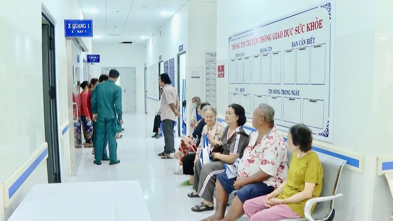 民众在昆岛军民医疗中心就诊。