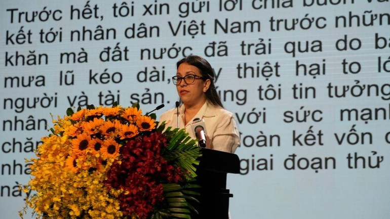 古巴驻胡志明市总领事阿里亚德内·费奥·拉布拉达在仪式上致辞。