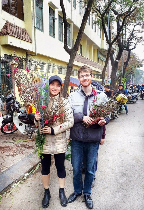 Dakota与女友在春节期间逛花市。