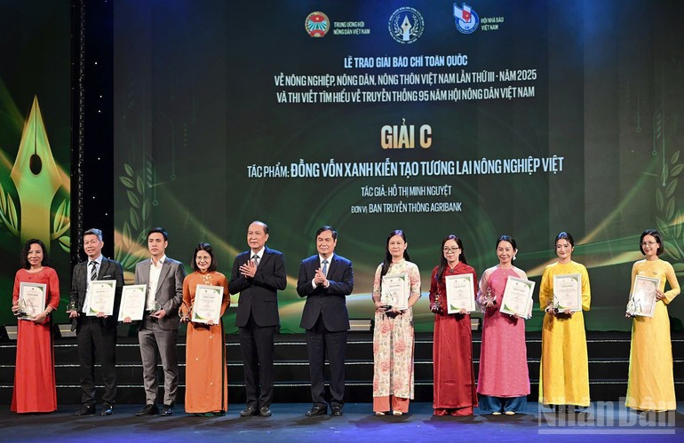 获得三等奖的作者及团队在领奖台上合影。