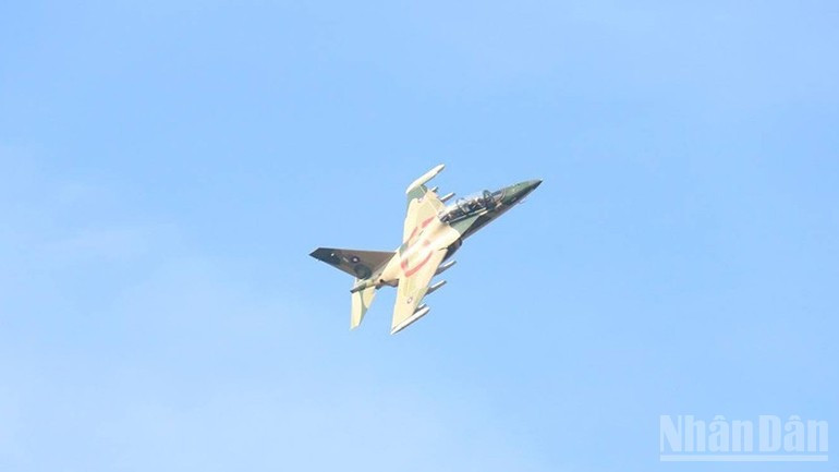 老挝民众对彩排中喷气式飞机的亮相表现出极大兴趣。