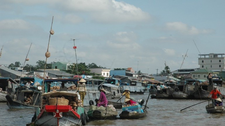 丐冷水上集市吸引众多商贩和游客前来参观。