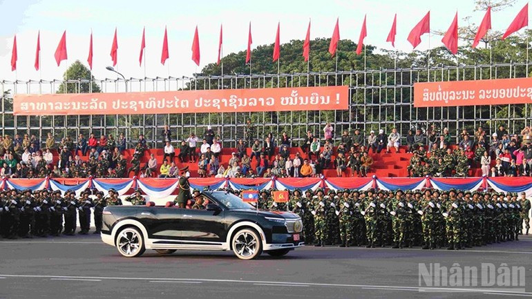 老挝国防部长在总彩排前检阅队伍。