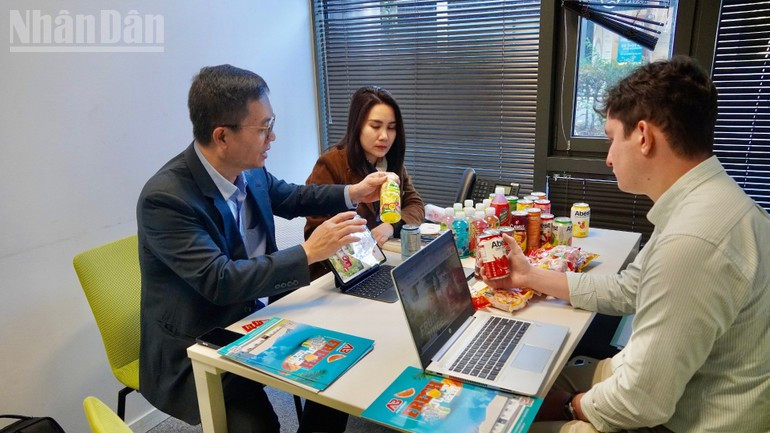 越南企业向法国采购商介绍商品。 越南企业向法国采购商介绍商品。