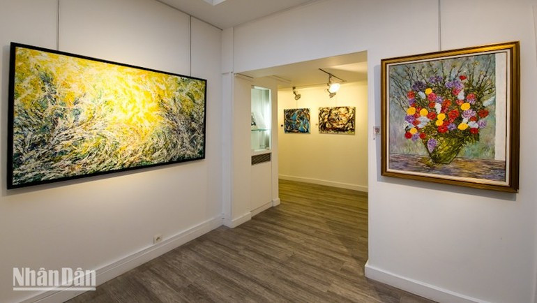 乔治·埃斯科的画作曾在多场个展及联展中展出,受到艺术爱好者的广泛关注。其大型胡志明肖像画(尺寸为126厘米×103厘米)耗时近五个月完成,目前正在巴黎第六区的埃蒂安·德·科桑画廊(Galerie Etienne de Causans)展出。 乔治·埃斯科的画作曾在多场个展及联展中展出,受到艺术爱好者的广泛关注。其大型胡志明肖像画(尺寸为126厘米×103厘米)耗时近五个月完成,目前正在巴黎第六区的埃蒂安·德·科桑画廊(Galerie Etienne de Causans)展出。
