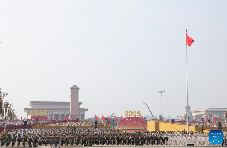 升旗仪式在天安门广场举行。 升旗仪式在天安门广场举行。