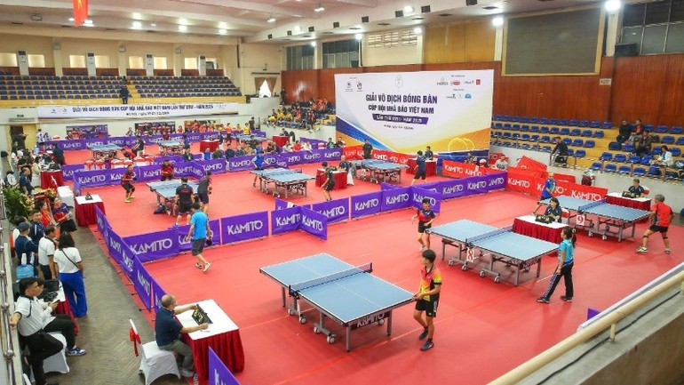 开幕式后，男子团体和女子团体比赛随即打响。