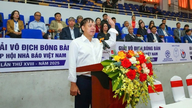 裁判代表苏德和先生宣誓。