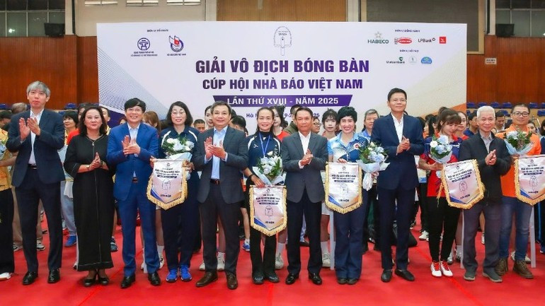 越南记者协会领导与参赛代表团合影留念。