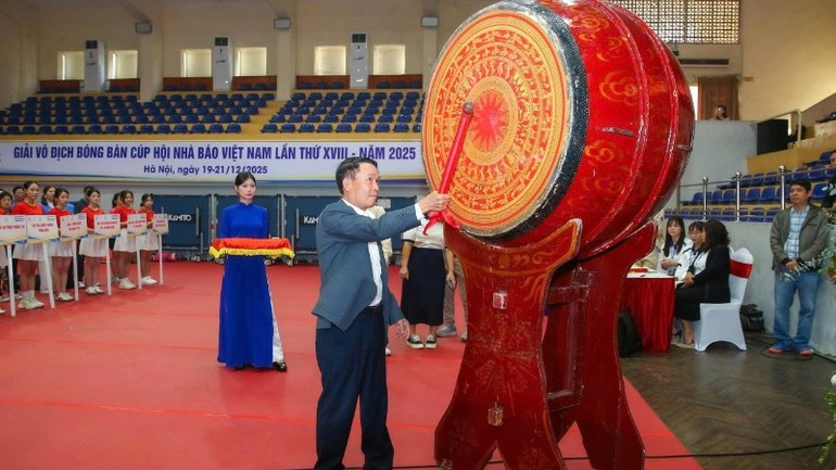 赛事组委会主任阮德利敲鼓宣布开幕。