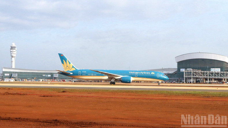 15日下午两架航班的降落与起飞事件，对于全面评估越南最大机场的技术基础设施、服务流程及各单位协作能力具有重要意义。