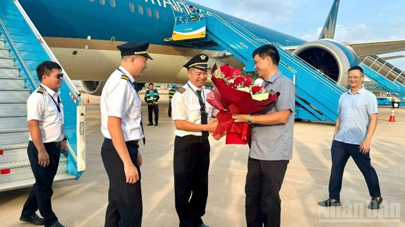 建设部领导向波音787机组献花，祝贺其成功降落隆城机场。