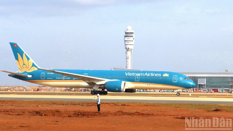 飞机在跑道上经过塔台区域后，驶入隆城机场停机坪。