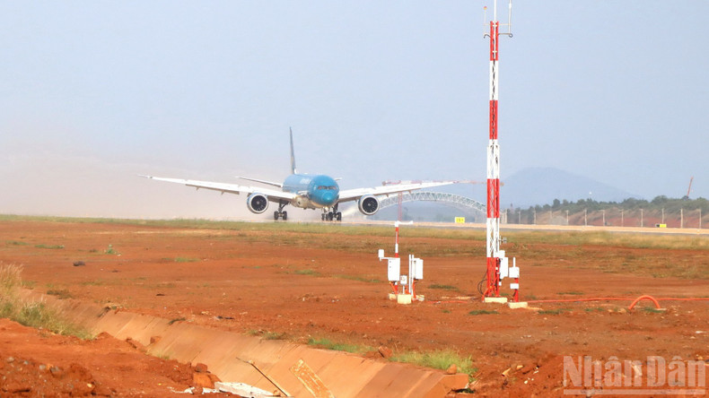 飞机在隆城机场跑道顺利降落。