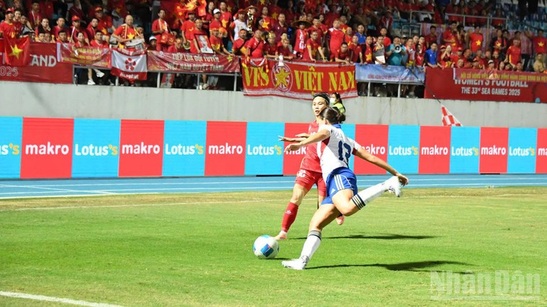 菲律宾女足在身体对抗中展现出明显优势。