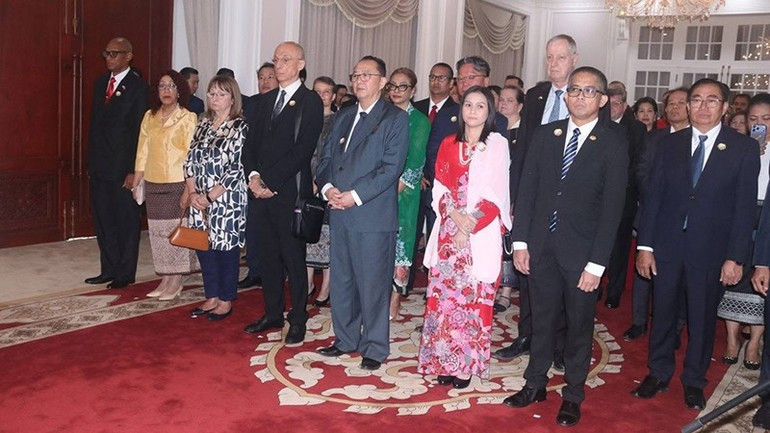 驻老挝外交机构及国际组织代表在会见现场。