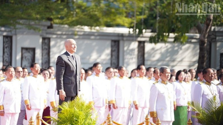 国王诺罗敦·西哈莫尼与柬埔寨高级领导人举行升旗仪式。（图片来源：丁长 摄）