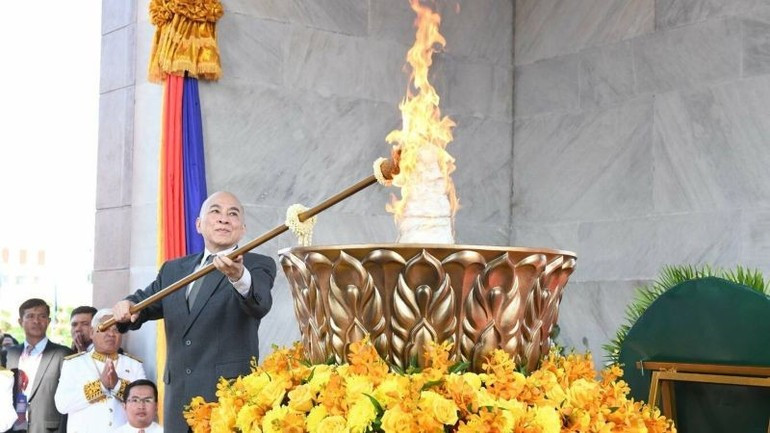 国王诺罗敦·西哈莫尼在独立纪念碑点燃胜利火炬。（图片来源：柬埔寨信息部）