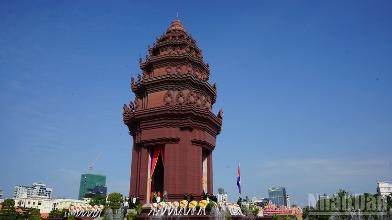 独立纪念碑建于1958年，位于金边市中心，用以纪念为国家独立而牺牲的人们。（图片来源：辉武 摄）