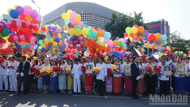 众多各界民众齐聚金边首都，参加庆祝柬埔寨国庆72周年纪念活动。（图片：辉武）