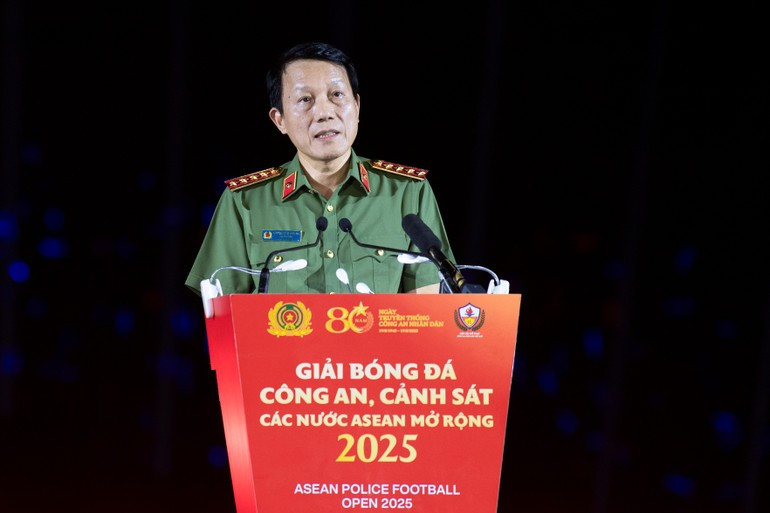越南公安部部长梁三光大将在开幕式上致辞。 越南公安部部长梁三光大将在开幕式上致辞。