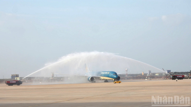 滑入停机坪后，波音787梦想客机接受两台消防车喷水仪式，庆祝首架安全降落隆城机场的航班。