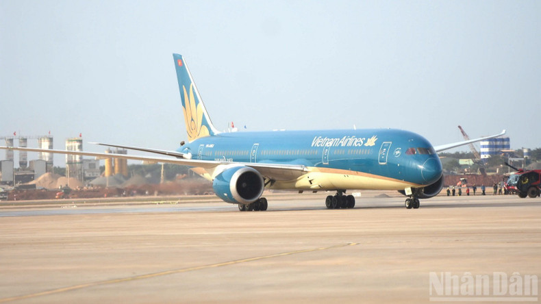 波音787客机停靠在隆城机场航站楼停机坪区域。