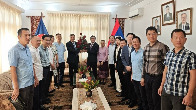 越南大使馆代表团向老挝大使馆干部职员致以国庆50周年祝贺。（图片来源：越南驻古巴大使馆）