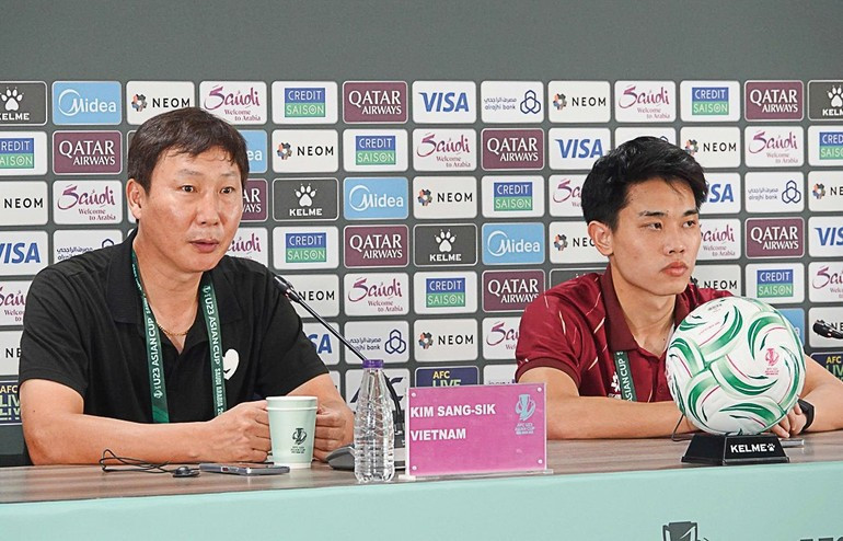 越南U23队主教练金相植在新闻发布会上发言。