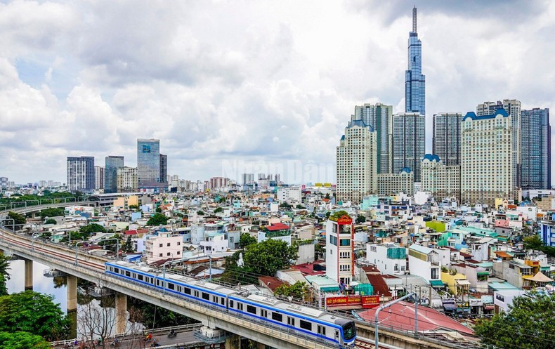 地铁的投入使用，有效缓解了地面交通压力，改善了空气质量，并带动了沿线商业和服务业的发展。如今，地铁1号线已成为这座充满活力、现代化城市日常生活的节奏之一。