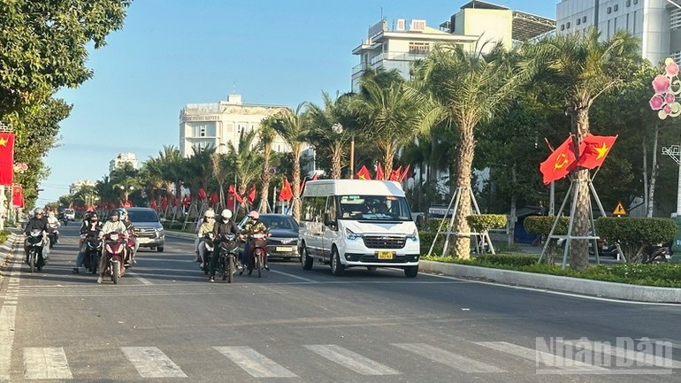 庆和省潘郎坊4月16日大道双向车道宽敞通畅，六车道装饰美观，交通便利。