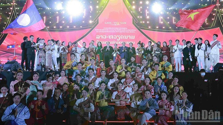 越南与老挝两国艺术家在演出结束后合影留念。