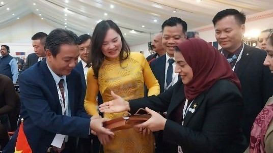 各国代表祝贺越南代表团东湖画制作技艺被UNESCO列入名录。