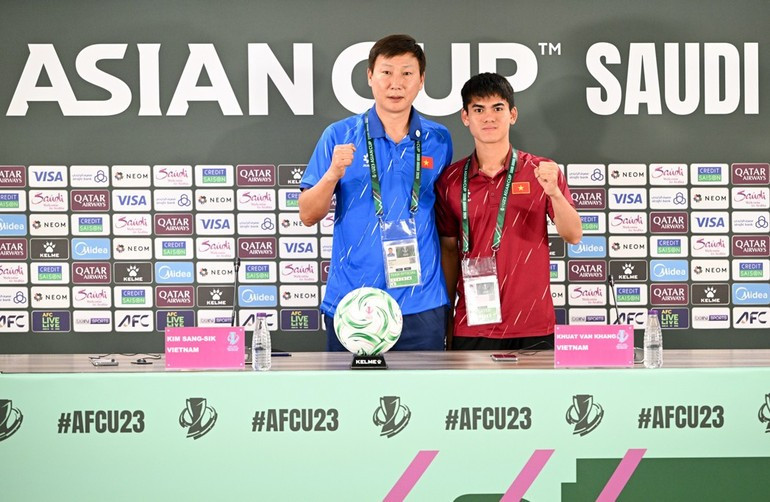 主教练金相植与队长屈文康出席新闻发布会。（图片来源：越南足协）