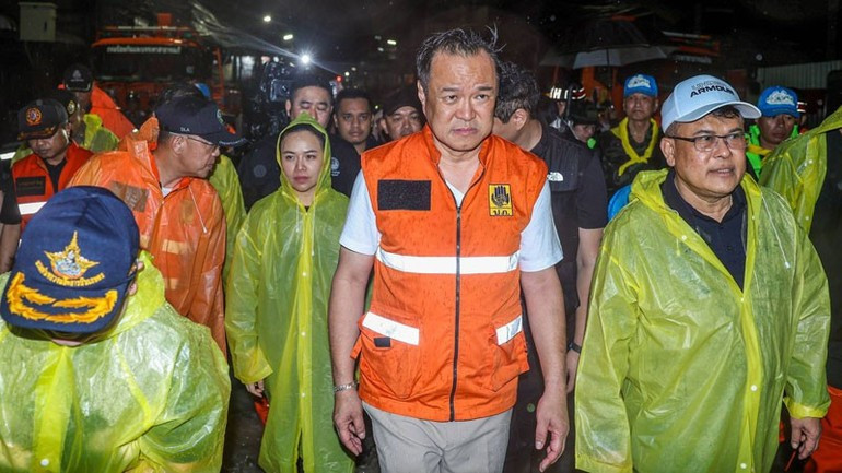 泰国总理阿努廷视察宋卡府合艾县洪灾情况。（图片来源：泰国总理办公室）