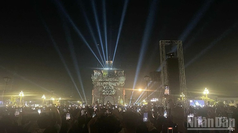 数万名老挝民众和外国游客齐聚巴特赛公园迎接2026年新年。（图片：维全）