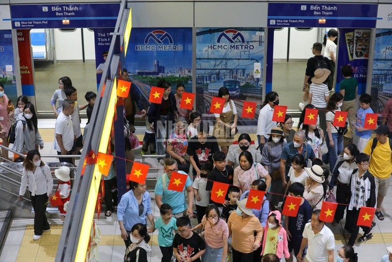 乘客数量持续增长，周末及节假日高峰时段日客流量突破10万人次，充分体现了这一现代化公共交通系统的便捷性。