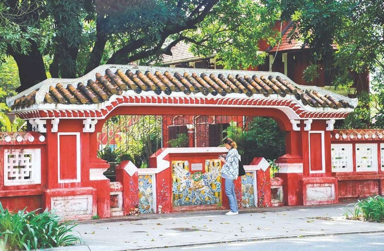 顺化国学高中前的龙马壁画影壁吸引众多外国游客驻足。