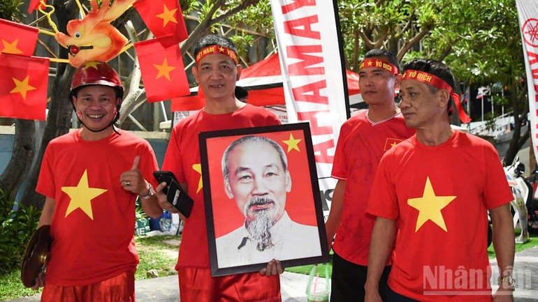 比赛前，越南球迷士气高昂。