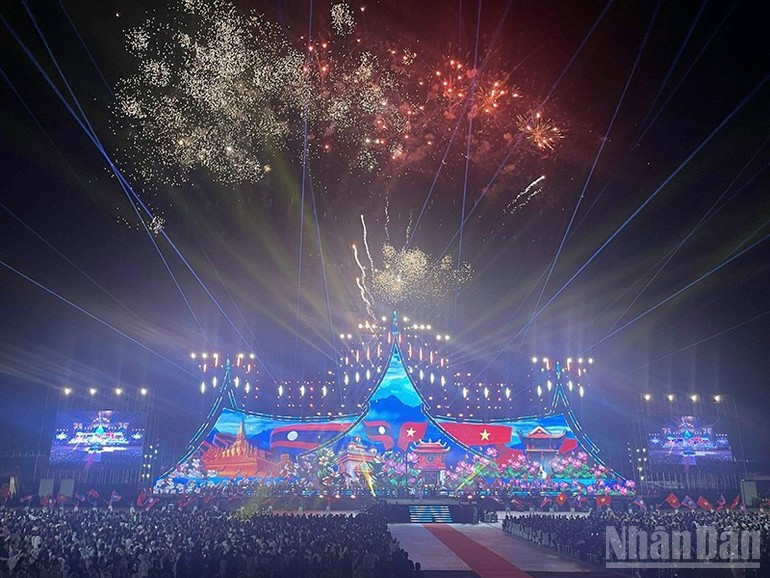 绚烂的烟花点亮了老挝首都万象的夜空。