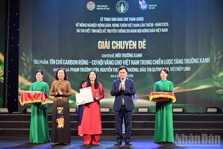 《人民报》作者团队代表领取“绿色环境”专题奖。