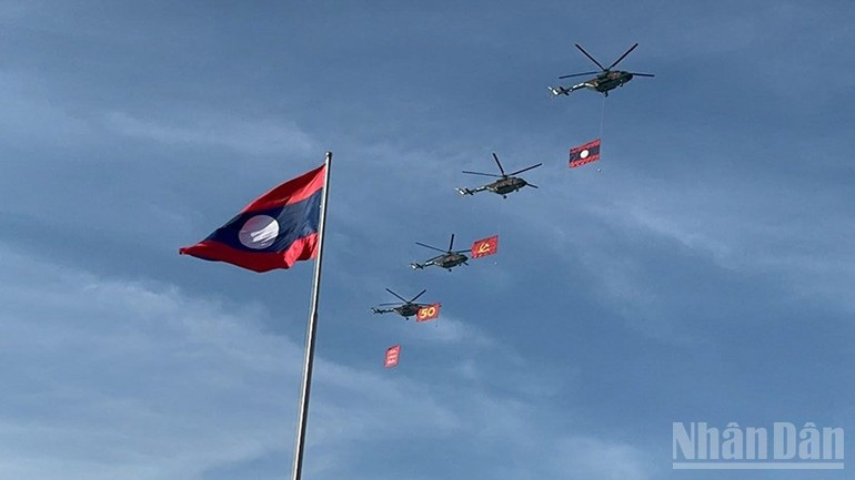 悬挂国旗、党旗的直升机编队参加总彩排。