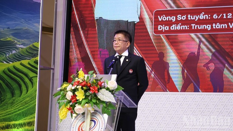 泰越企业家协会主席、泰国越南人协会副主席胡文林在决赛开幕式上致辞。（图片来源：春山）