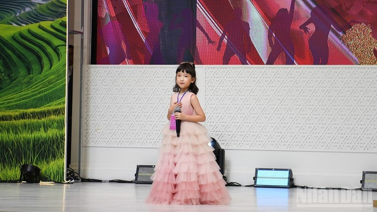 一位小选手在比赛中表演。（图片来源：明胜）