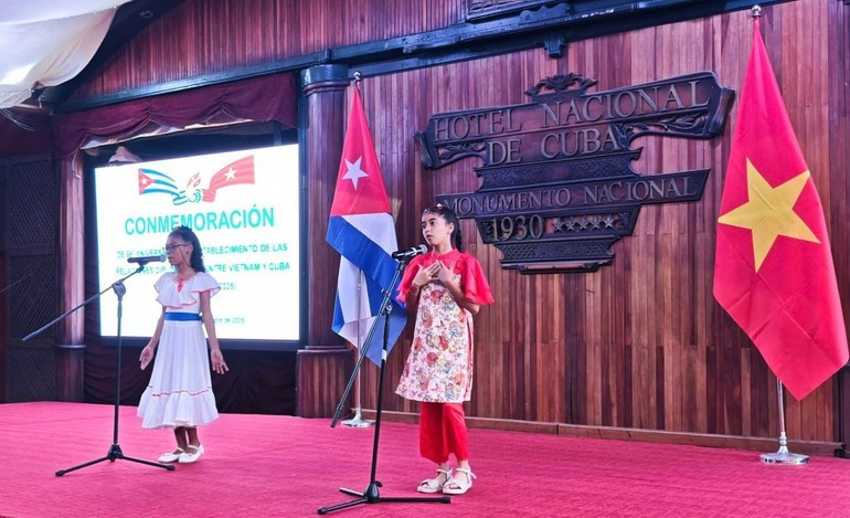 古巴儿童深情朗诵关于越古友谊的诗歌《两颗心，同频共振》。（图片来源：越南驻古巴大使馆）