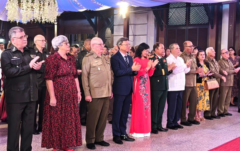 与会代表出席纪念仪式。（图片来源：越南驻古巴大使馆）