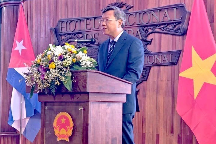 黎光龙大使在纪念仪式上致辞。（图片来源：越南驻古巴大使馆）