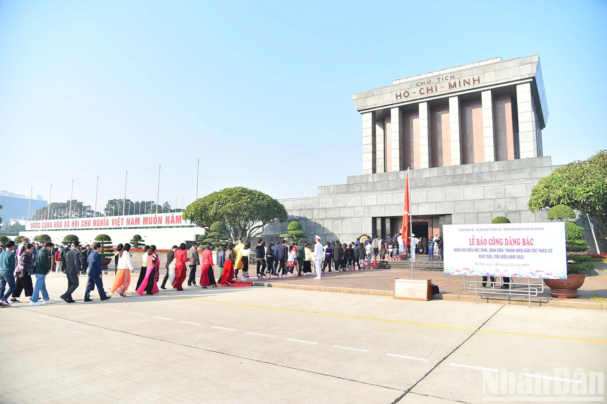 代表团入陵瞻仰胡志明主席遗容。