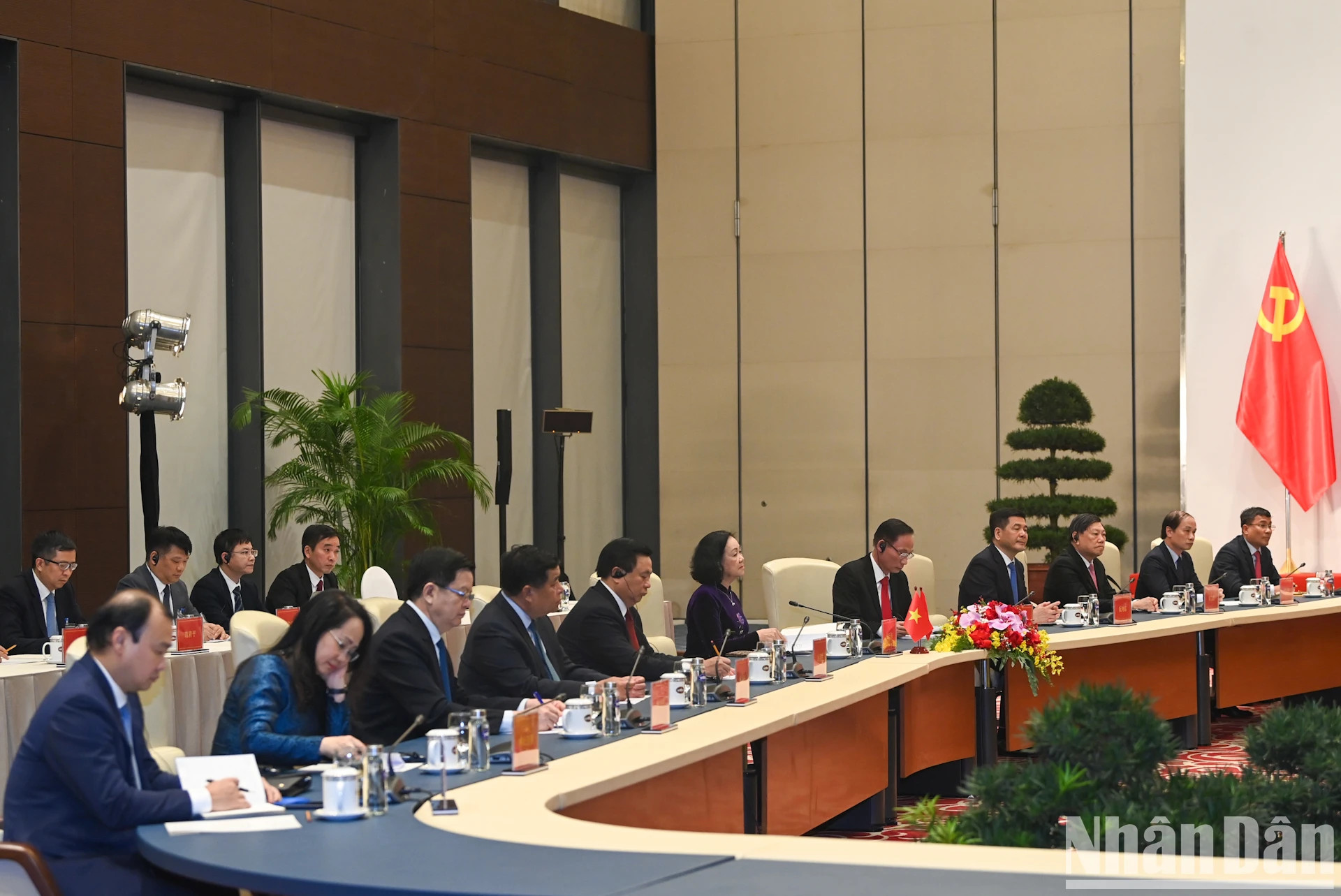 张氏梅同志以及各位越南代表团代表。 张氏梅同志以及各位越南代表团代表。